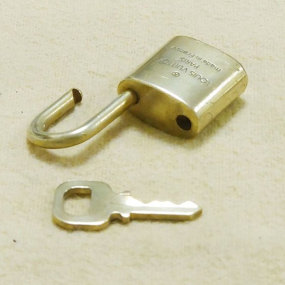 LOUIS VUITTON LV 10 SET PADLOCK KEY BAG CHARM CADENA GOLD PLATED FRANCE 38HA149- - Picture 4 of 4